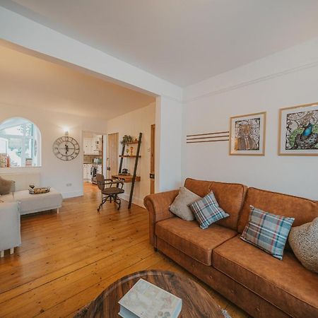 Cotswolds- Homely 2 Bed House With Garden, Wifi - Esho Stays Cirencester Kültér fotó