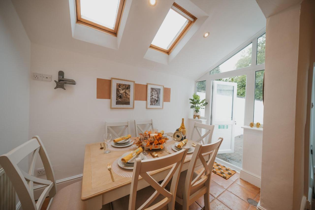 Cotswolds- Homely 2 Bed House With Garden, Wifi - Esho Stays Cirencester Kültér fotó