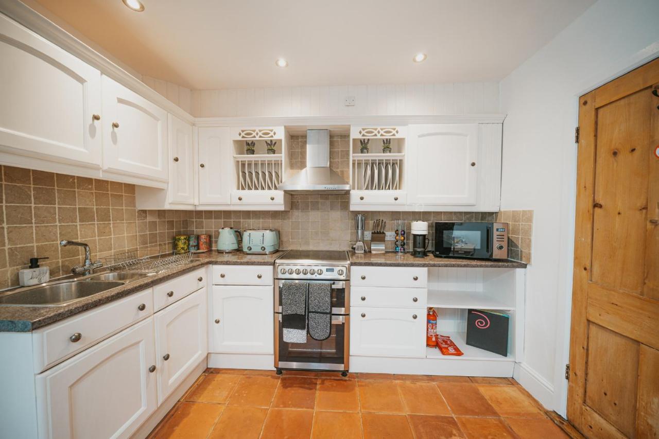 Cotswolds- Homely 2 Bed House With Garden, Wifi - Esho Stays Cirencester Kültér fotó