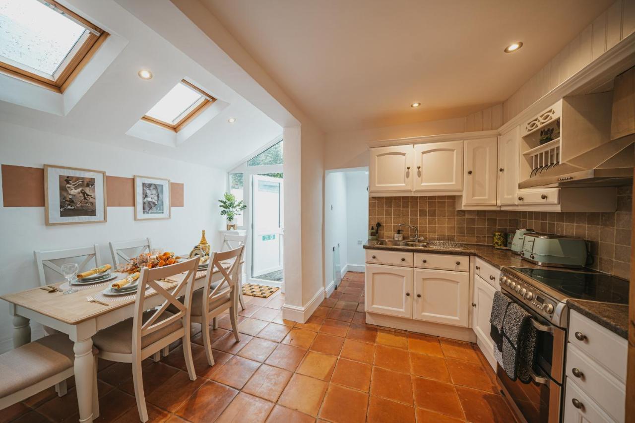 Cotswolds- Homely 2 Bed House With Garden, Wifi - Esho Stays Cirencester Kültér fotó