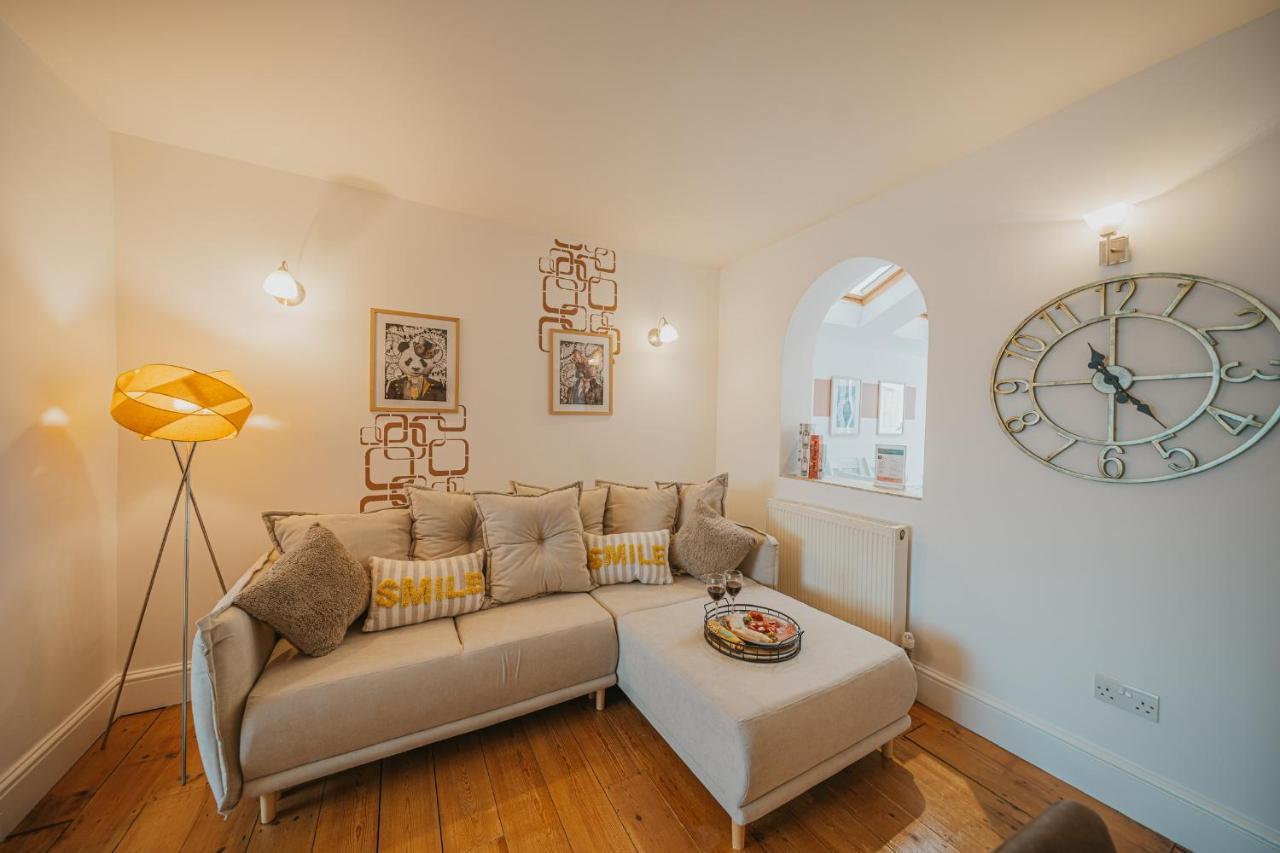Cotswolds- Homely 2 Bed House With Garden, Wifi - Esho Stays Cirencester Kültér fotó